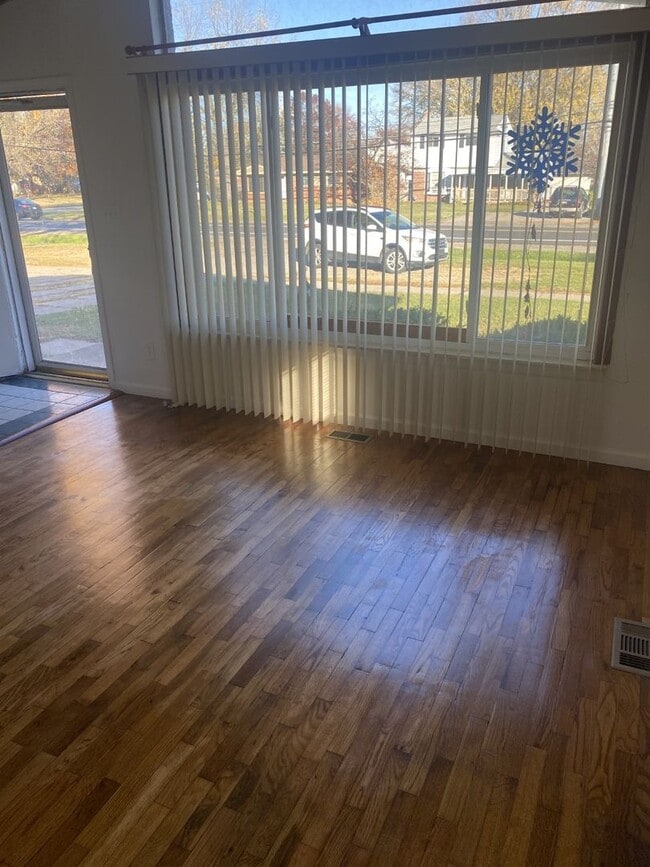 Photo - Cute with open floor plan, 3 bedroom, 1 ba...