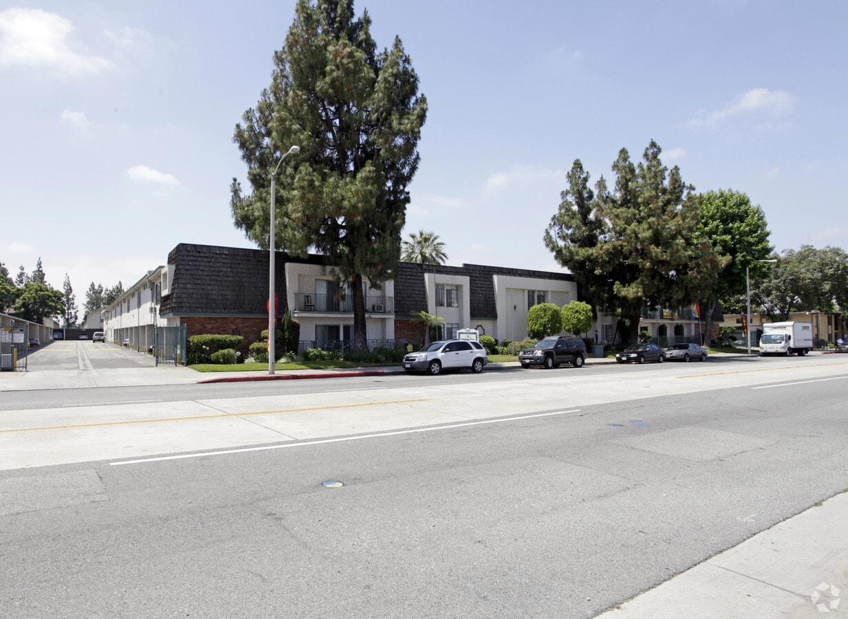 Covina Plaza Apartments - Covina Plaza Apartments