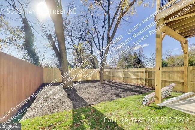 Photo - 5333 Hayes St NE