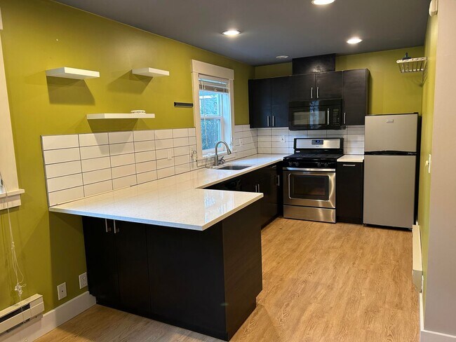 Building Photo - 2015 Franklin Ave E Unit 4 Rental