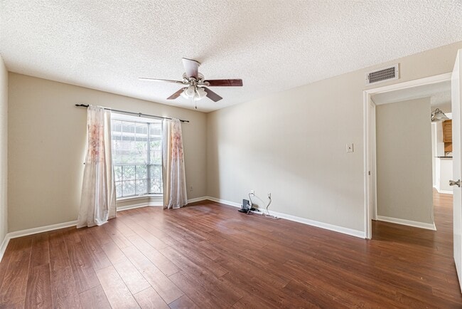 Building Photo - 2121 Hepburn St Unit 511