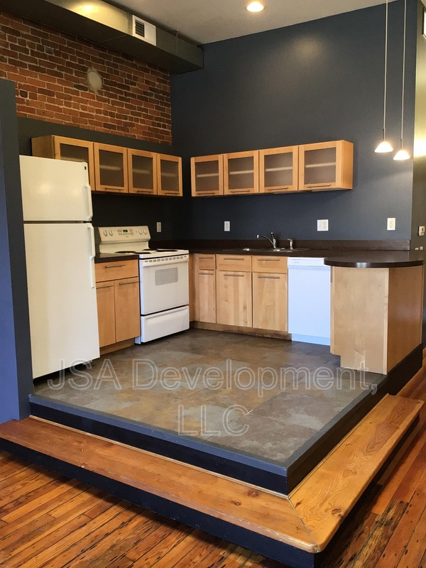 Building Photo - 220-224 E 4th St