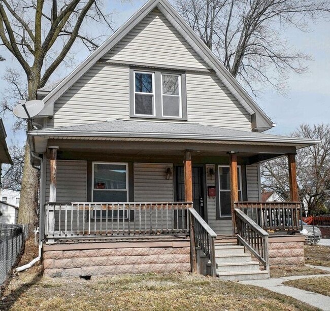 Spacious 3-Bedroom Home with Fenced Yard a... - Spacious 3-Bedroom Home with Fenced Yard a...