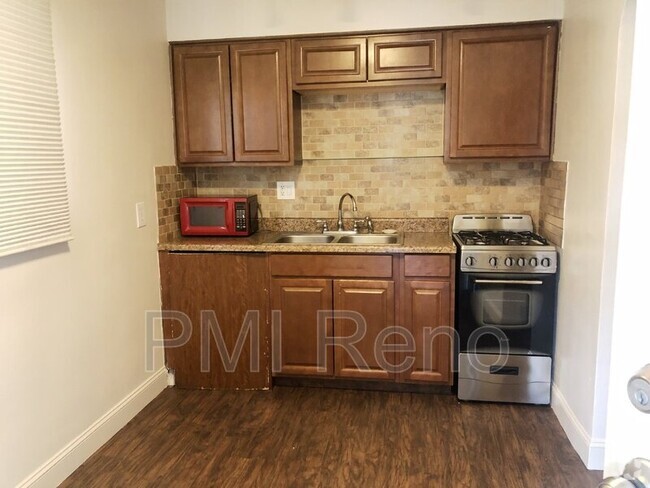 Building Photo - 1747 1/2 C St Unit 1B Rental