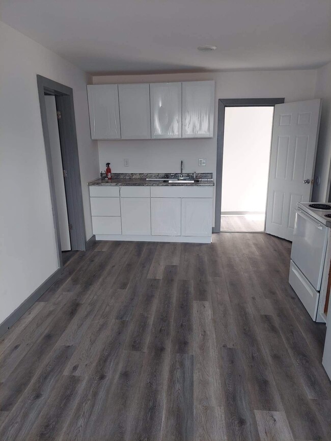 Building Photo - 36 W Eau Claire St Unit 3