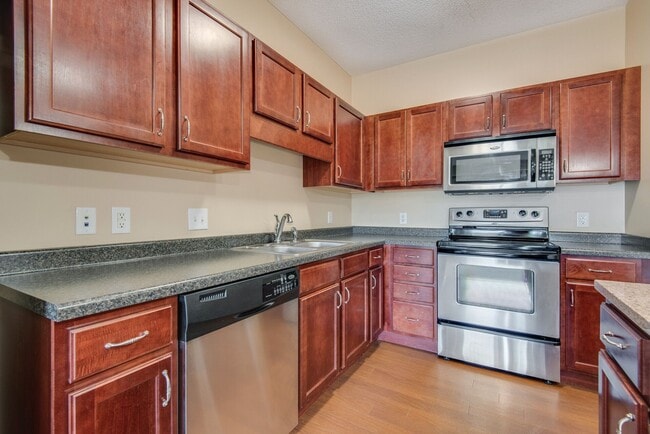 Oaks Glen Lake Apartments