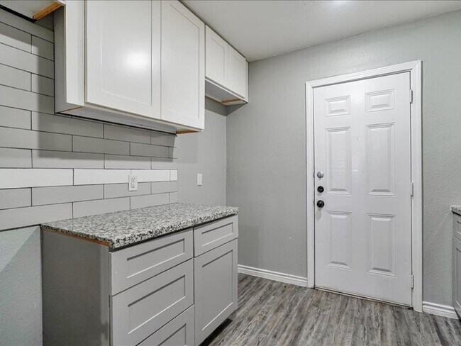 Building Photo - 5117 Lavender St Unit 5135