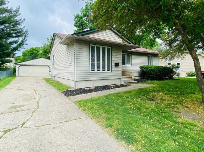 Building Photo - NEWLY REMODELED RANCH!! - 3 Bedroom, 1 Bath Home in Ankeny