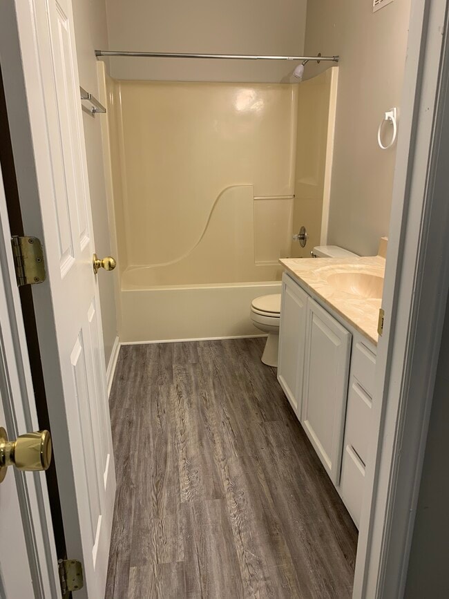 Catawba Place 2 Bedroom Bathroom - Apartments on 20th