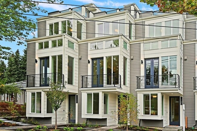 Building Photo - Queen Anne Townhome