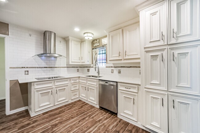 Photo - 3700 Stassen St