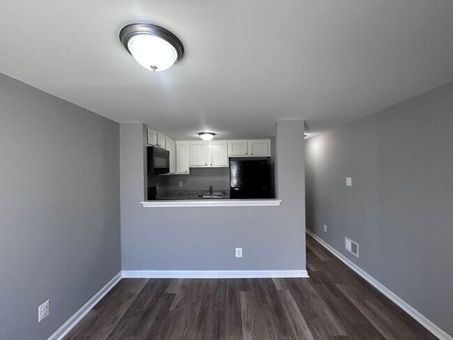 Building Photo - 1 Bedroom Plus Den House