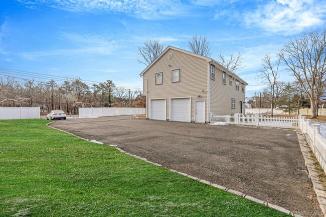 Photo - 475 Old Country Rd