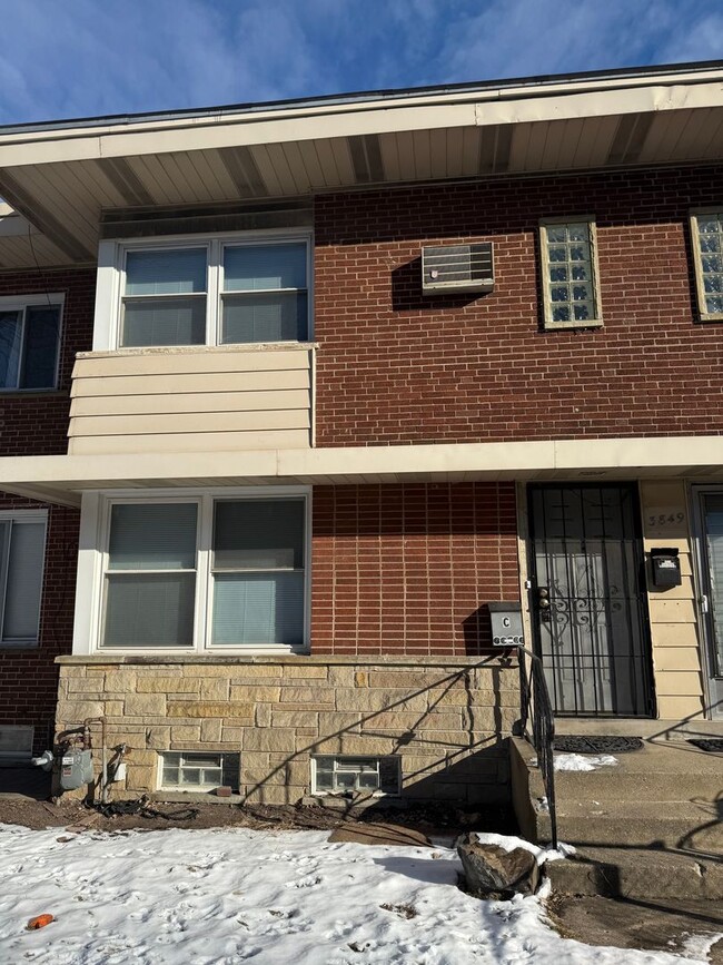 Albany Park 2 Bedroom 1 1/2 Bath 2 Story T... - Albany Park 2 Bedroom 1 1/2 Bath 2 Story T... Casa