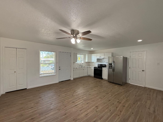 Photo - 331 Lanark Dr