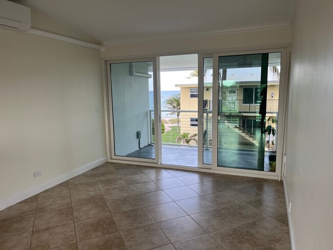 Living room - 1041 Hillsboro Mile Unit 19