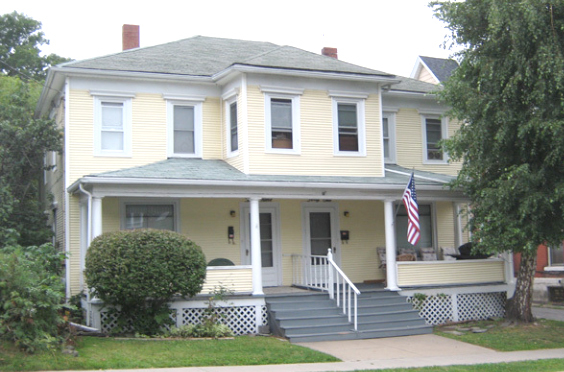 Just 100 feet off of Main street - 39 Cedar St House