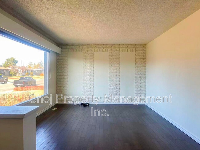 Photo - 13411-13461 61 St NW