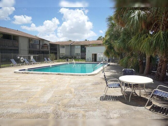 Photo - Waterfront 2BR Condo with Private Garage and Water Views in Tampa Unit b5