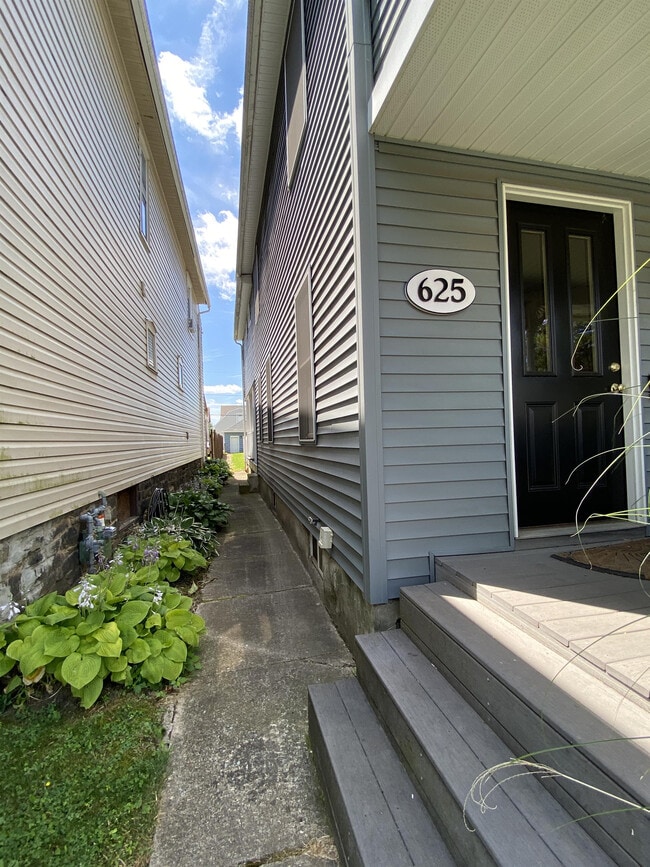 Photo - 625 6th Ave