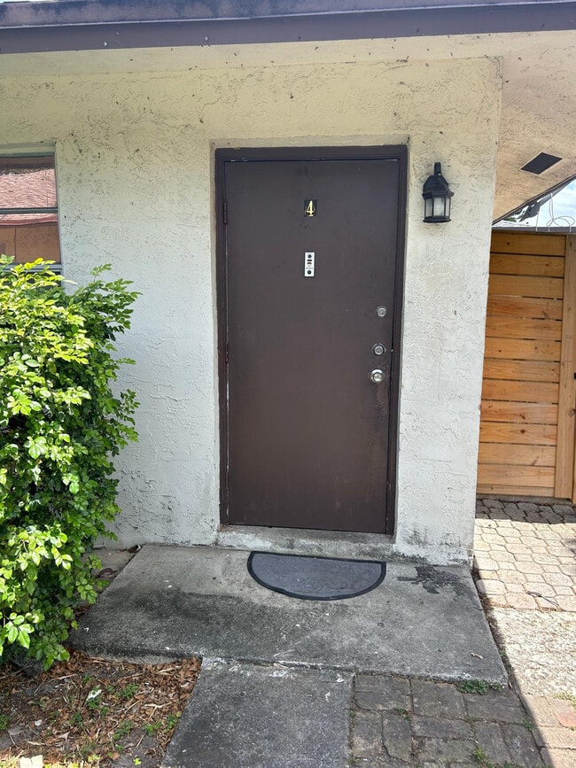 Building Photo - 3109 NW 2nd Terrace Unit 4-156