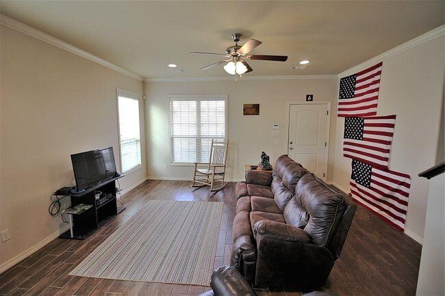 Photo - 104 Richards St