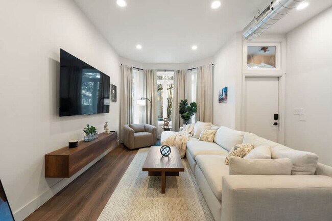 Photo - 1543 N Claremont Ave Apartment Unit ID1244947P