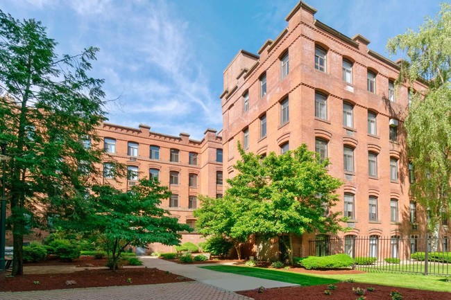 Building Exterior - Stockbridge Court Apartments