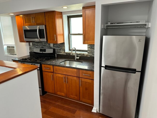 Photo - 2333 Catharine St