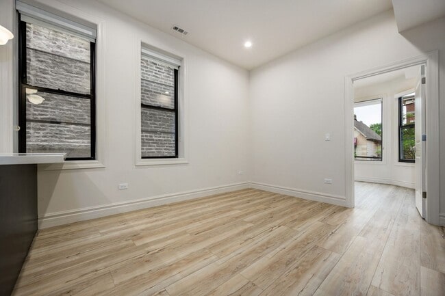 Photo - 1710 W Belmont Ave Unit 201