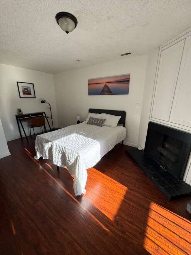 Photo - Large Private Furnished  Guy Room Downtown ASAP - Balcony, Storage and more Unit 21 - 21A