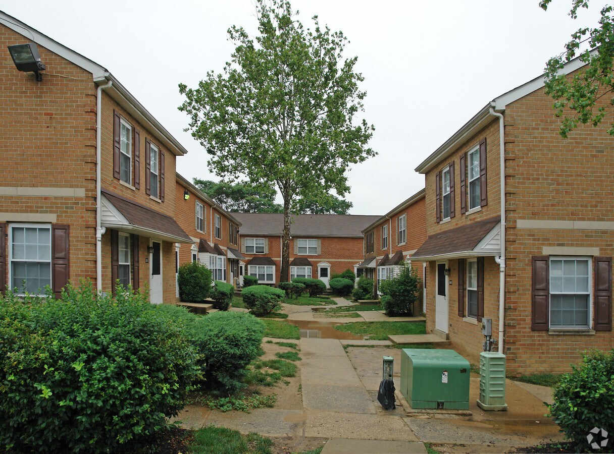 Compton Townhouse Apartments - Compton Townhouse Apartments