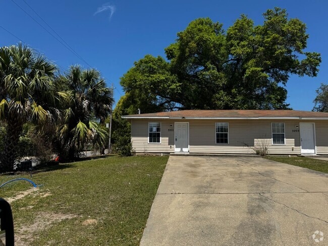 Building Photo - 3205 E 2nd Ct Rental