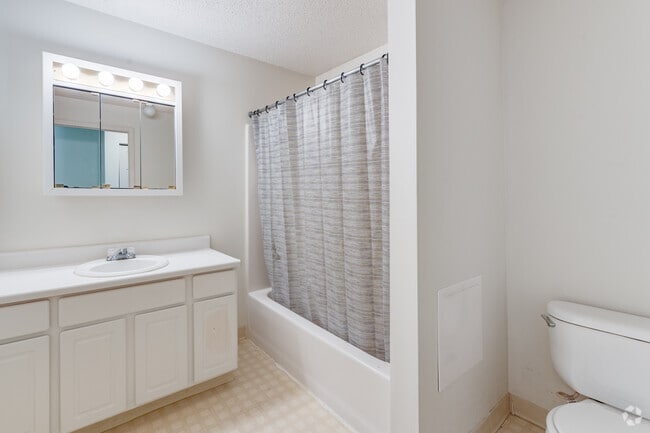 1 BR, 1 BA 750 SF