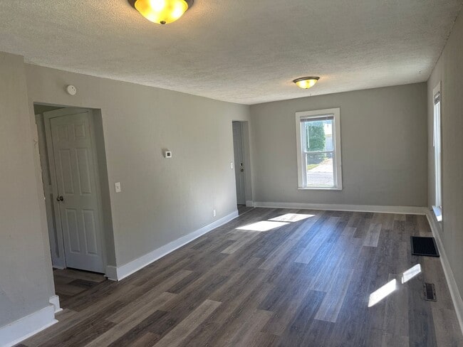 Photo - 761 Brooks St