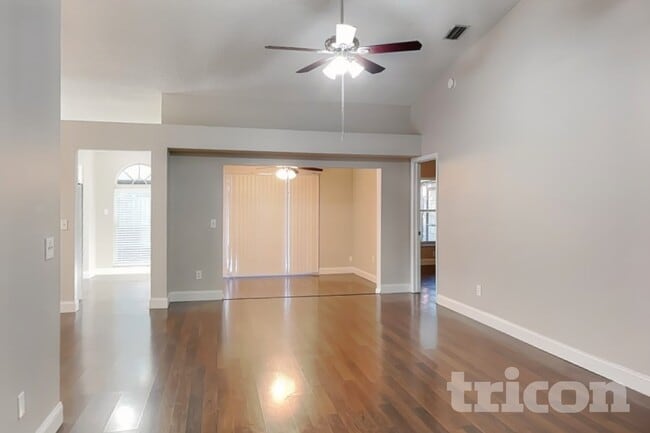 Photo - 1115 Hardwood Dr