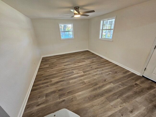 Photo - 1150 Hawthorn Dr