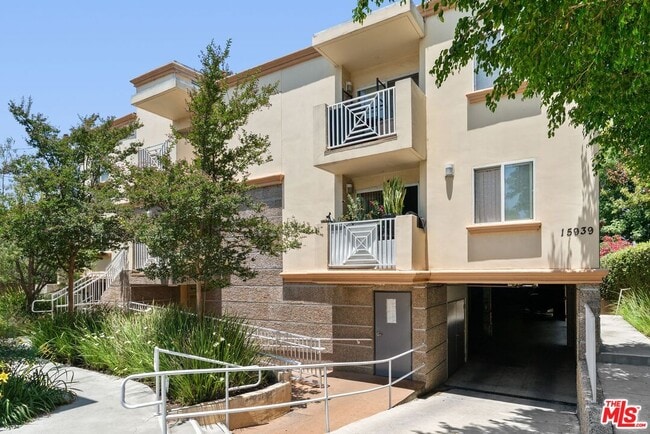 Photo - 15939 Victory Blvd Condo Unit 104