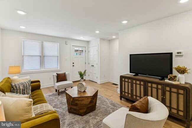Photo - 732 Harry St