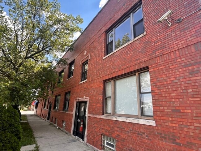 Building Photo - 4811 W Warwick Ave Unit 2W