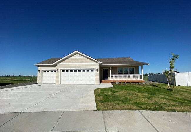 Building Photo - $2,300 - 3 Bed / 2 Bath Beautiful Home with Fully Fenced Yard in Airway Heights