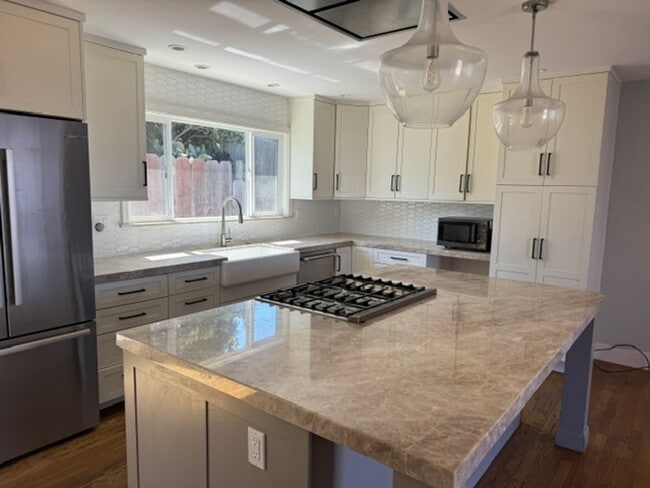 Building Photo - Great Three Bedroom One and 1/2 bath house in Seaside