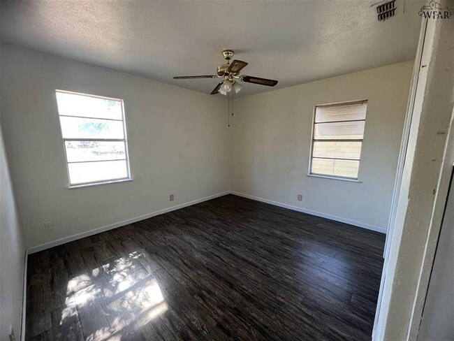 Photo - 1421 Tanbark Rd