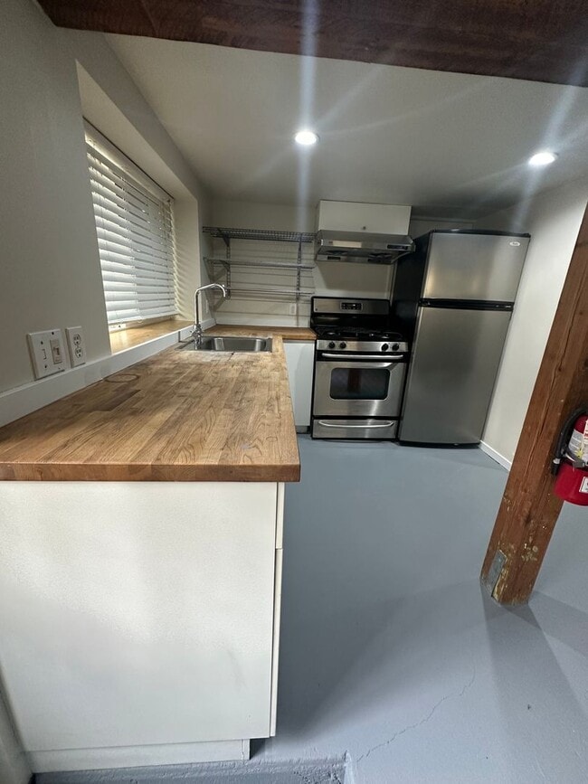 Building Photo - Spacious One Bedroom in Prime Capitol Hill...