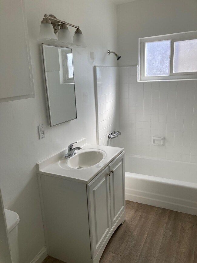 Bath - 11877 Idaho Ave Unit 1