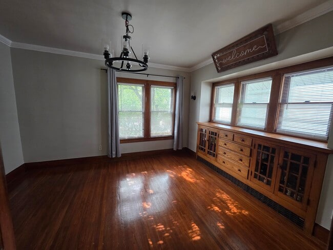 Dining - 4144 Commonwealth Ave