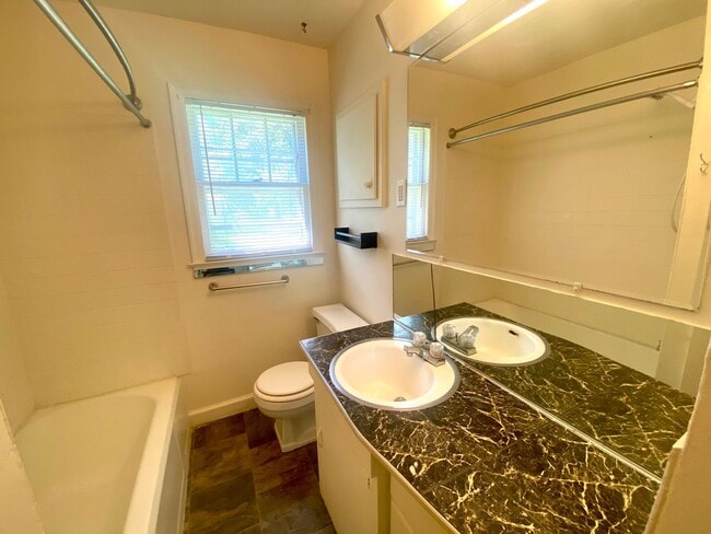 Building Photo - 2 Bedroom and 1 Bathroom house Available Now!