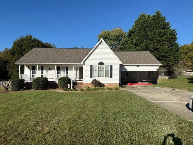 Building Photo - 3 Bedroom Home with Back Deck & Large Fenc...