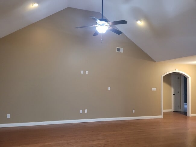Great room with high ceiling and ceiling fan - 528 N 2nd St