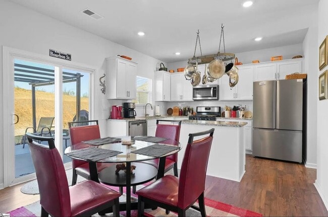Photo - 211 Darrowby Wy
